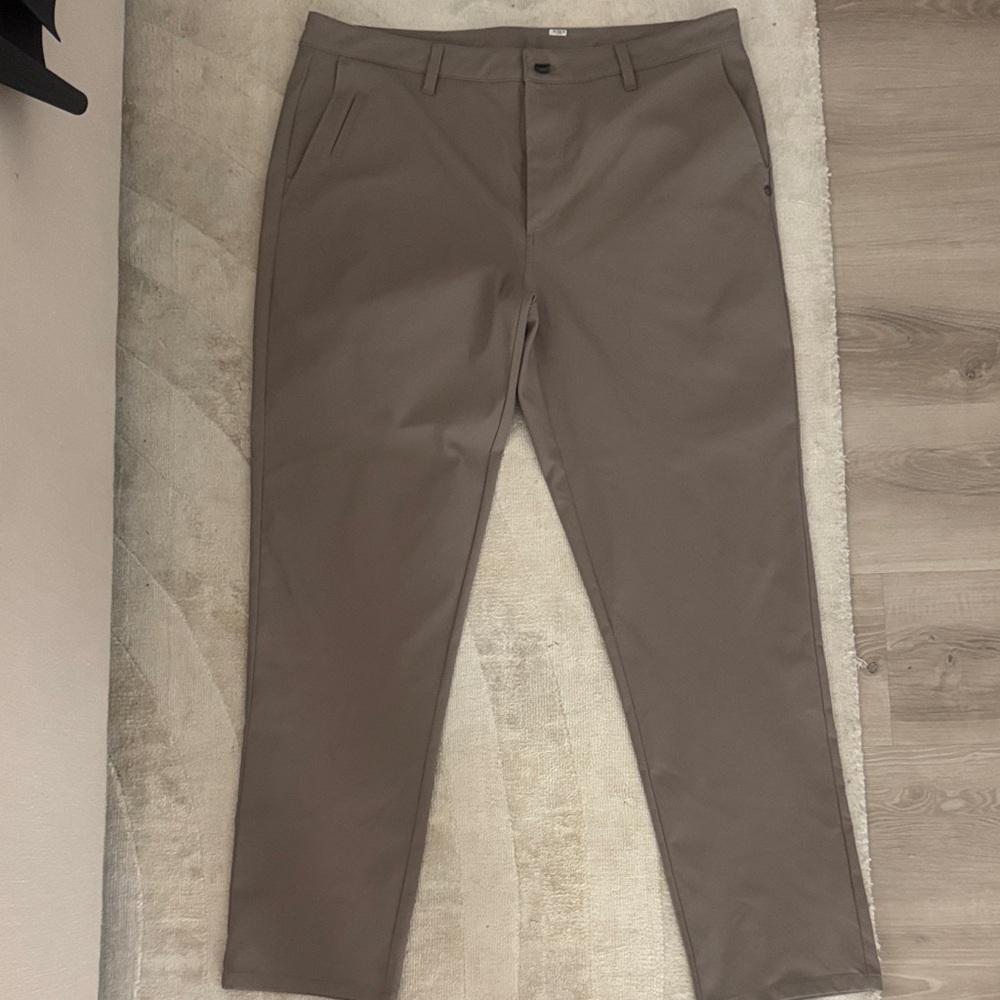 Vuori Men's Pants in Taupe Brown